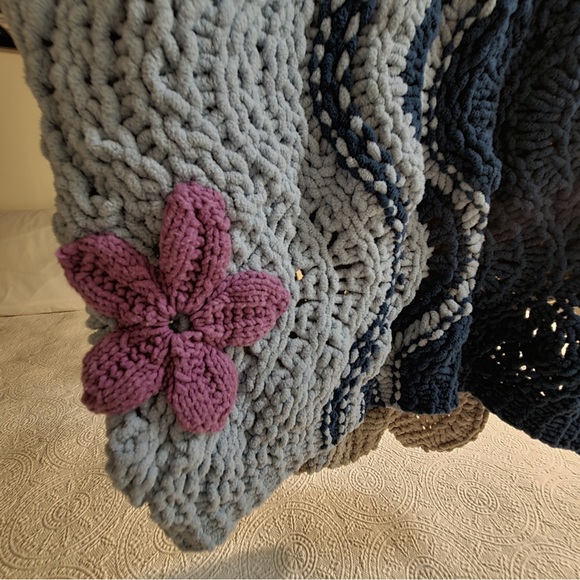 Beach themed blanket with 3d stitched starfish and turtles! So soft - Picture 12 of 15